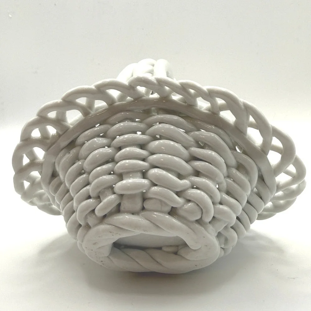 CAPODDIMONTE Lattice Basket Small White Grape Accents Woven Vtg Decorative‎